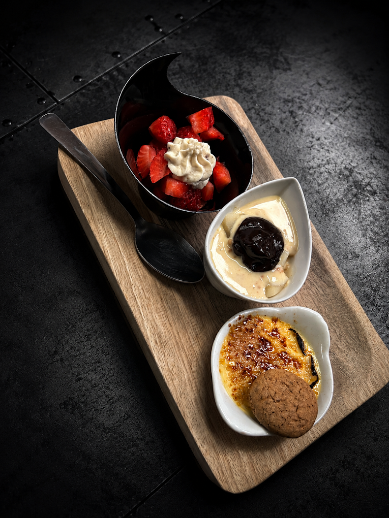 Trio de desserts maison : fraises, crème et crème brûlée