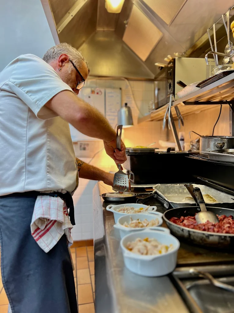 Le chef en cuisine à L'Auberge du Cheval Blanc