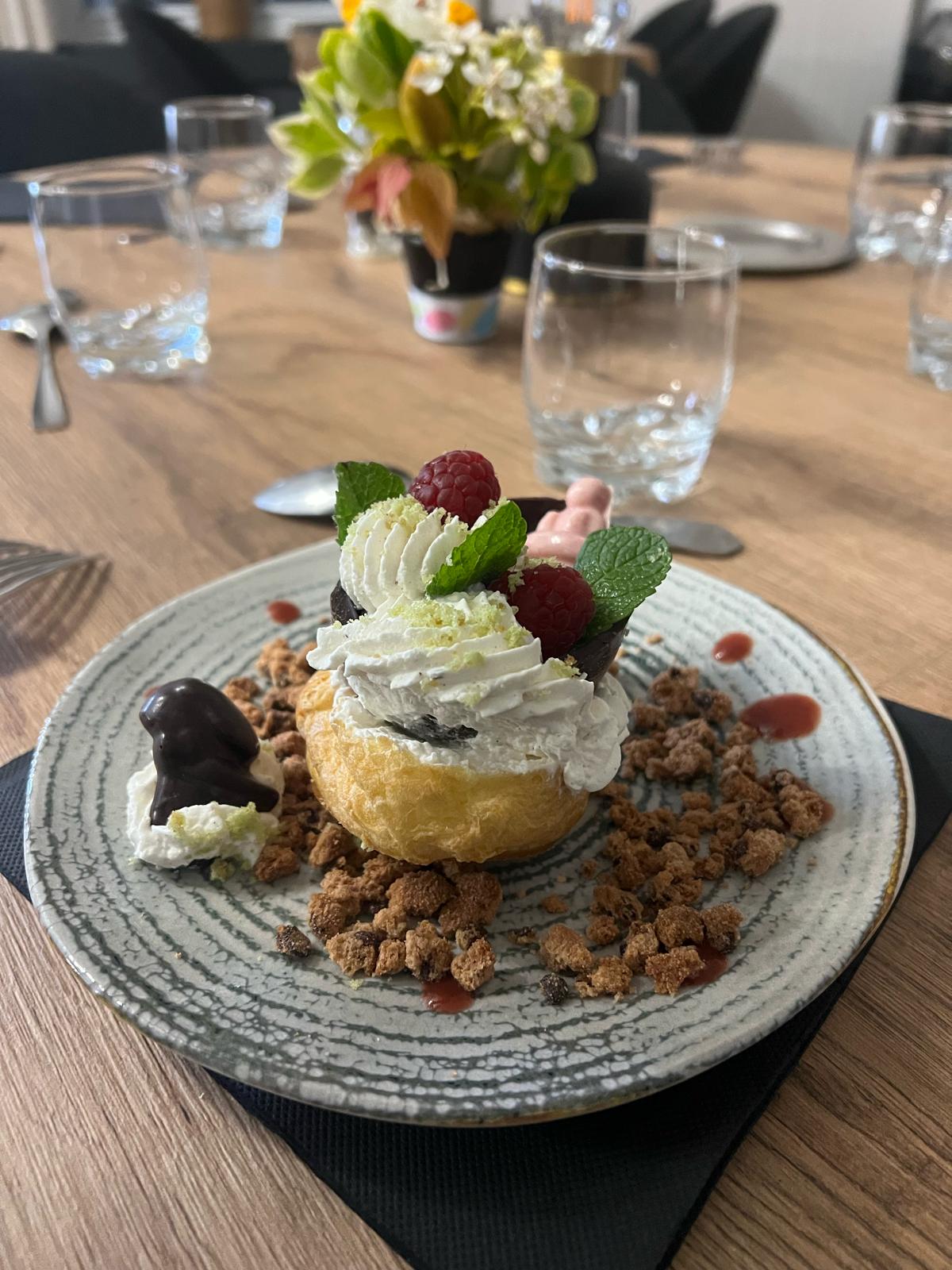 Choux garni, chantilly, framboises et éclats croustillants