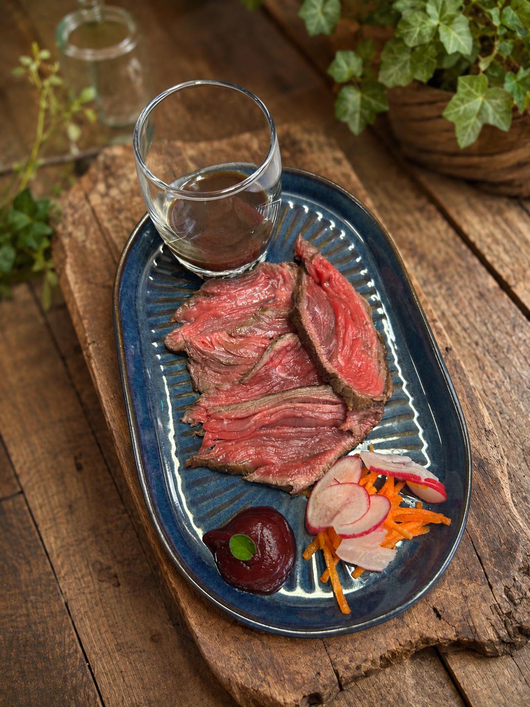 Bœuf tranché, son jus et petits légumes croquants